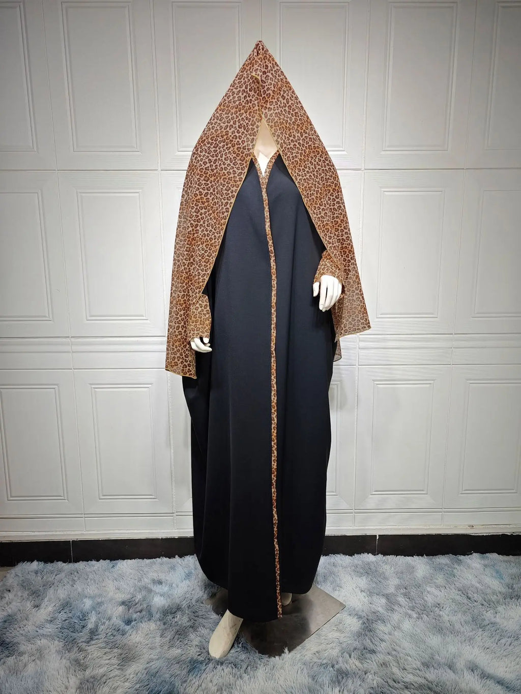 Abaya Noire Femme Turquie Dubai Imprimé Léopard avec Hijab — Col V Musulmane