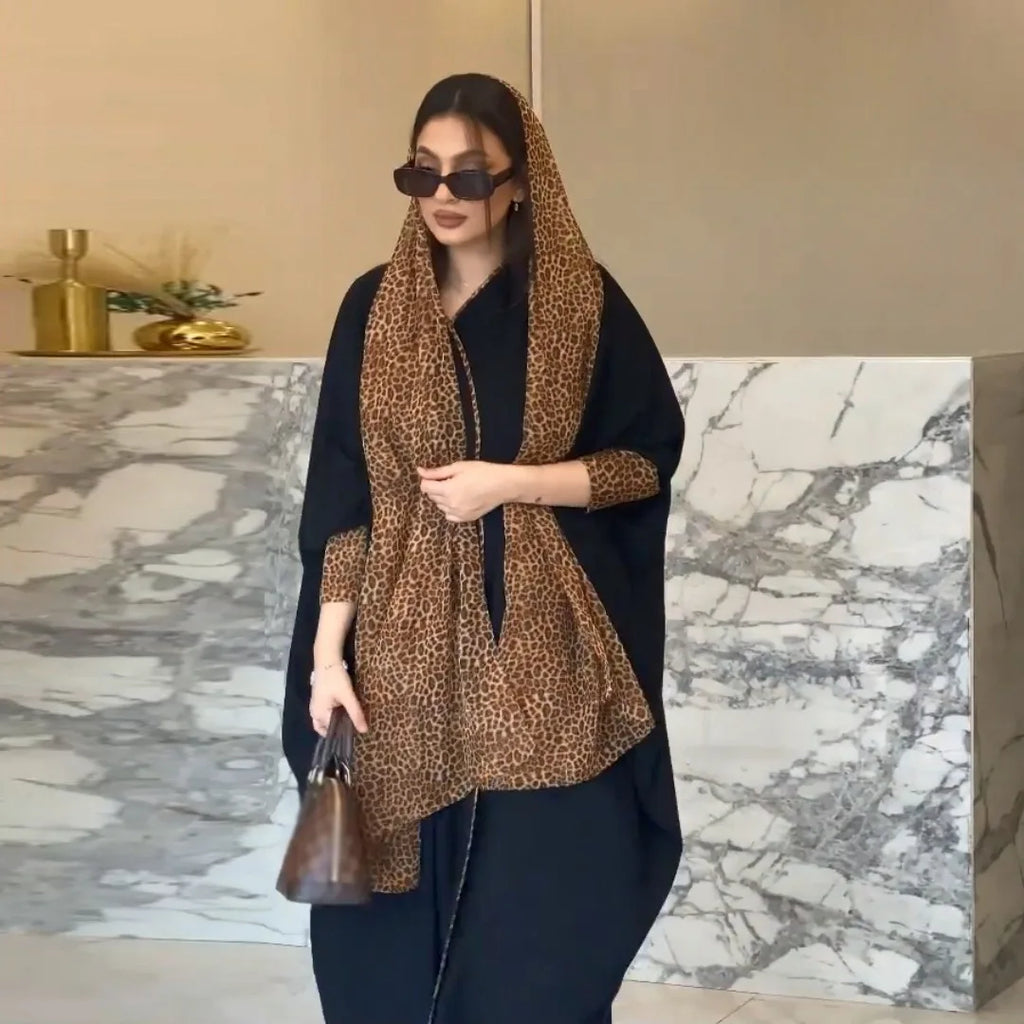 Abaya Noire Femme Turquie Dubai Imprimé Léopard avec Hijab — Col V Musulmane