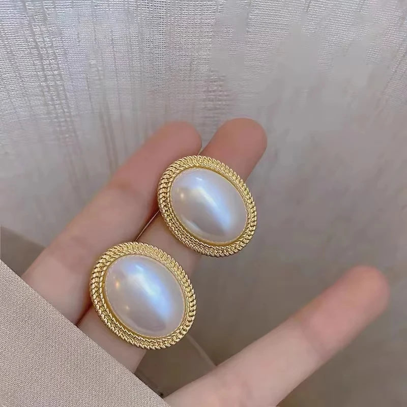 Boucles d'Oreilles Clou Perle Ovale Tendance — Cadre Métal Doré, Mariage & Soirée