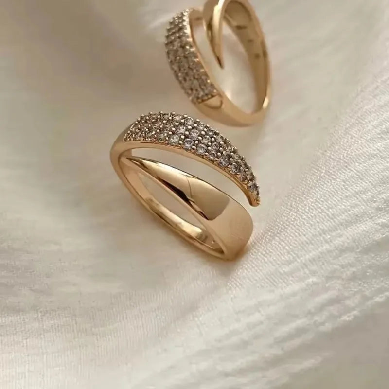 Bague Femme Soleil Plaqué Or — Pierre Naturelle, Texture Métal Creux, Tendance