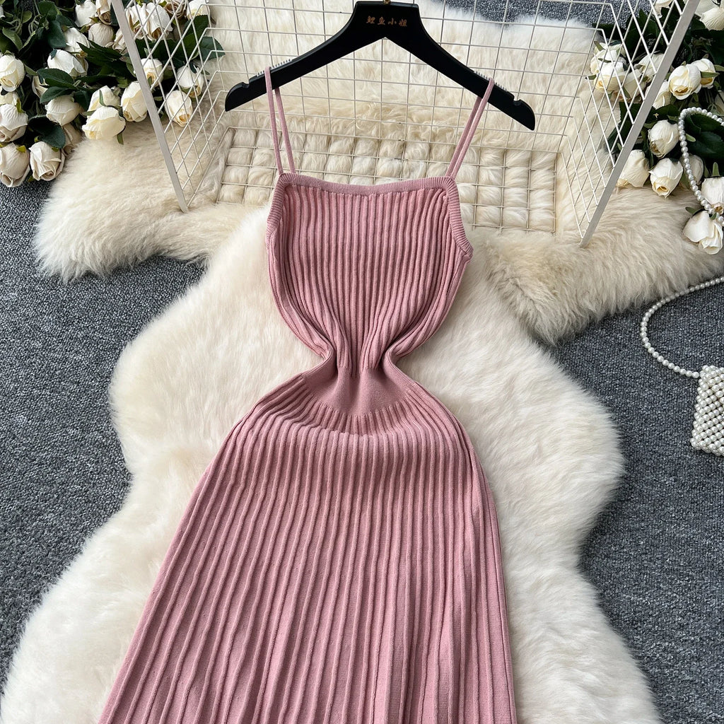 Robe Longue Tricotée Plissée Taille Haute — Bretelles, Sans Manches, Bodycon Élégante