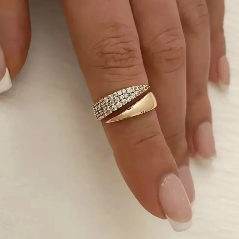 Bague Femme Soleil Plaqué Or — Pierre Naturelle, Texture Métal Creux, Tendance