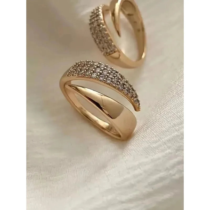 Bague Femme Soleil Plaqué Or — Pierre Naturelle, Texture Métal Creux, Tendance