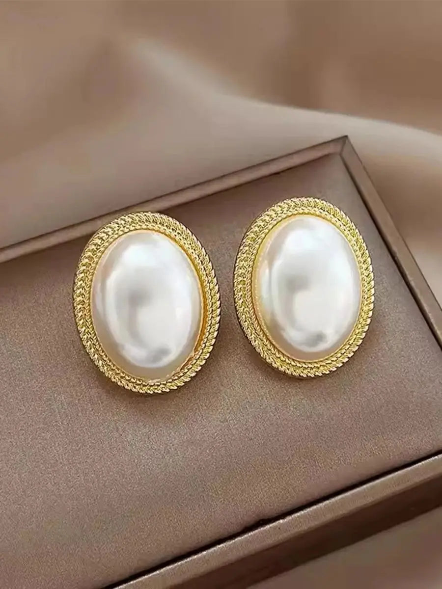 Boucles d'Oreilles Clou Perle Ovale Tendance — Cadre Métal Doré, Mariage & Soirée