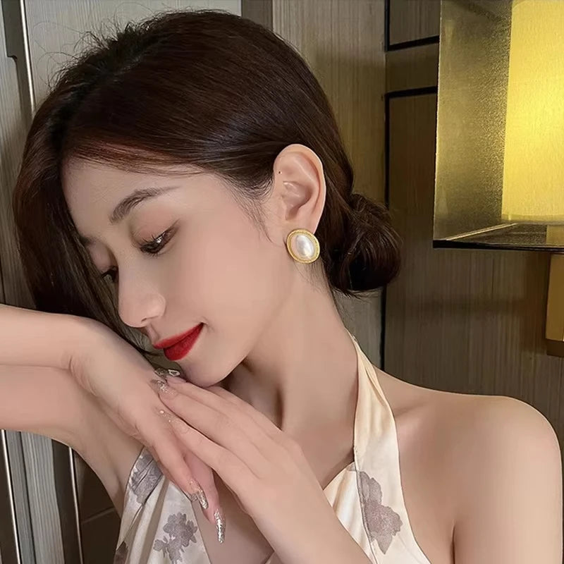 Boucles d'Oreilles Clou Perle Ovale Tendance — Cadre Métal Doré, Mariage & Soirée