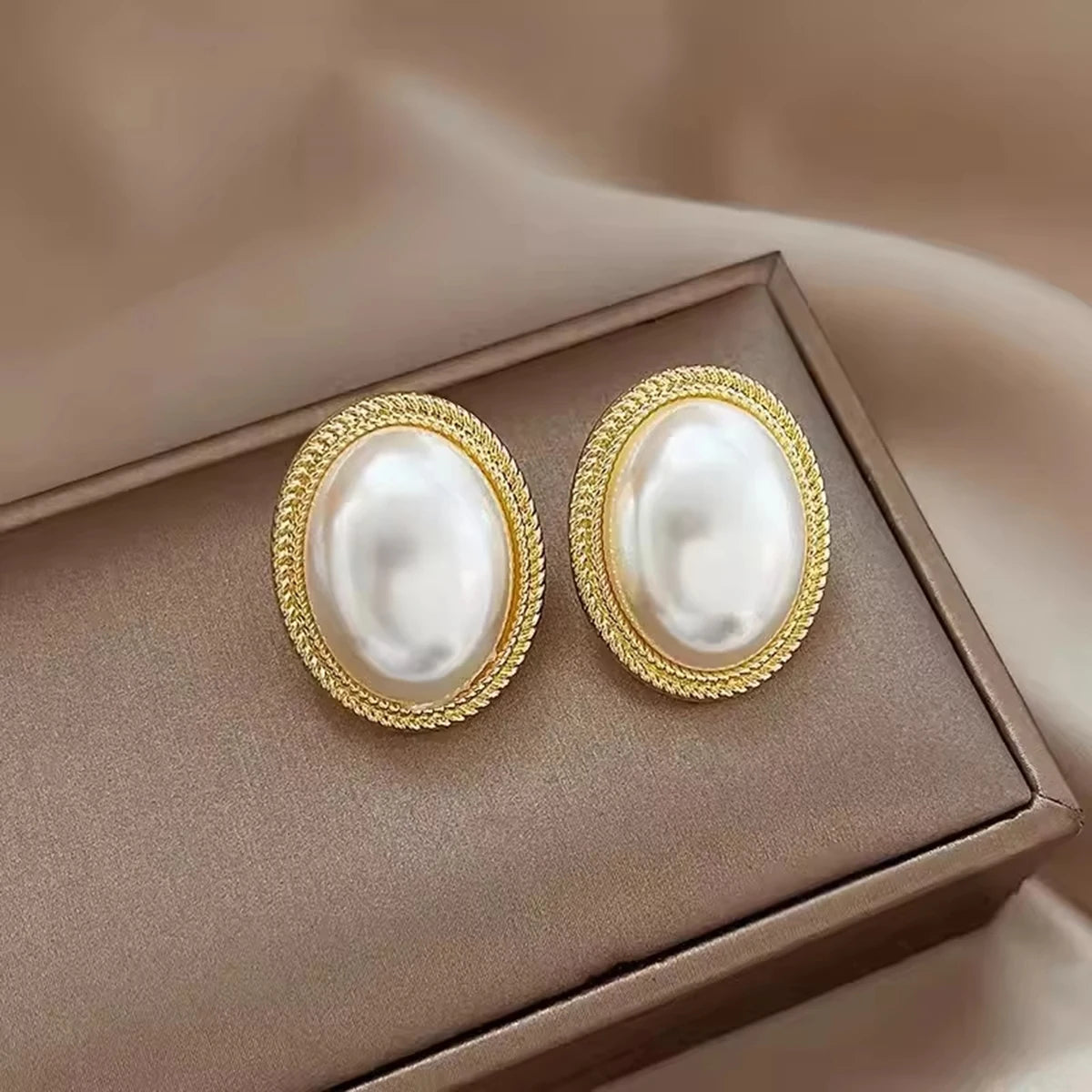 Boucles d'Oreilles Clou Perle Ovale Tendance — Cadre Métal Doré, Mariage & Soirée