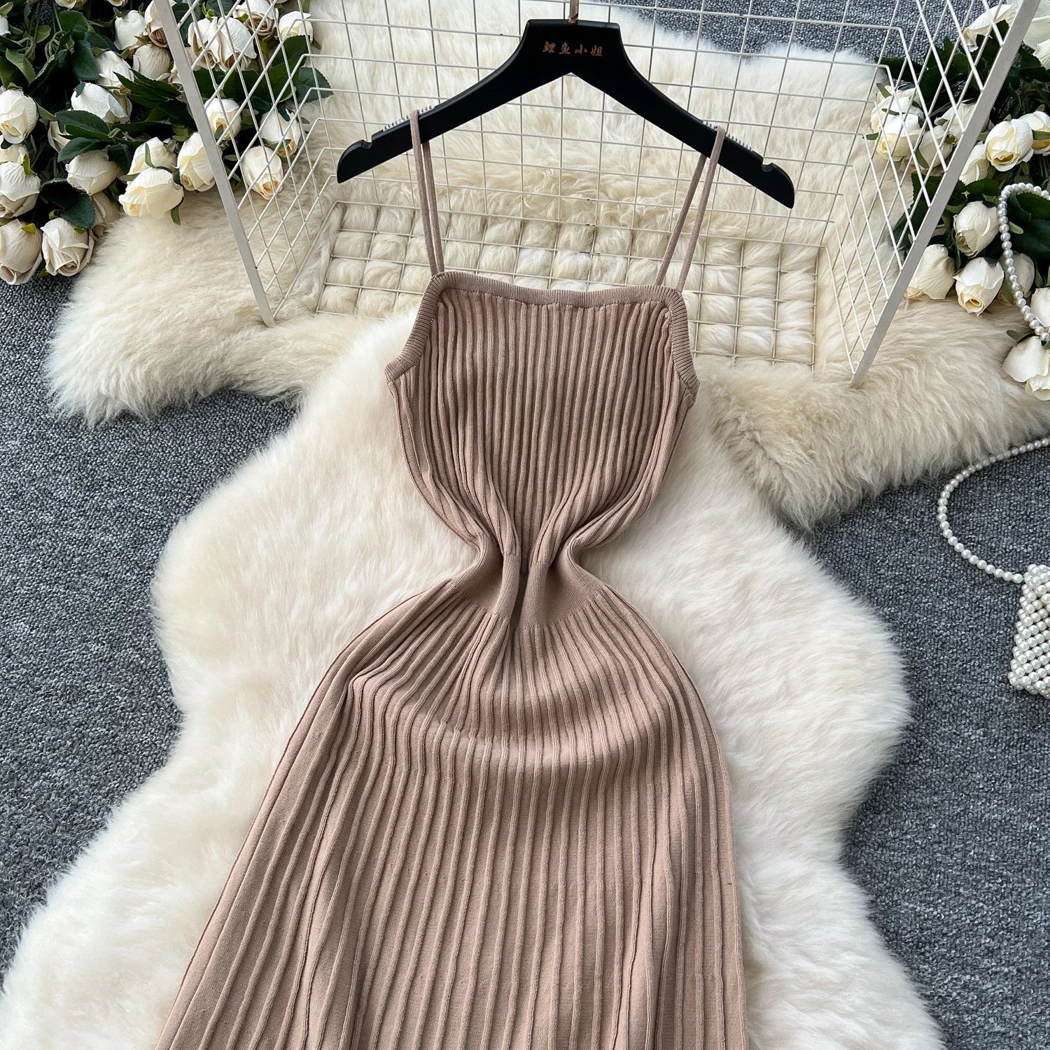 Robe Longue Tricotée Plissée Taille Haute — Bretelles, Sans Manches, Bodycon Élégante