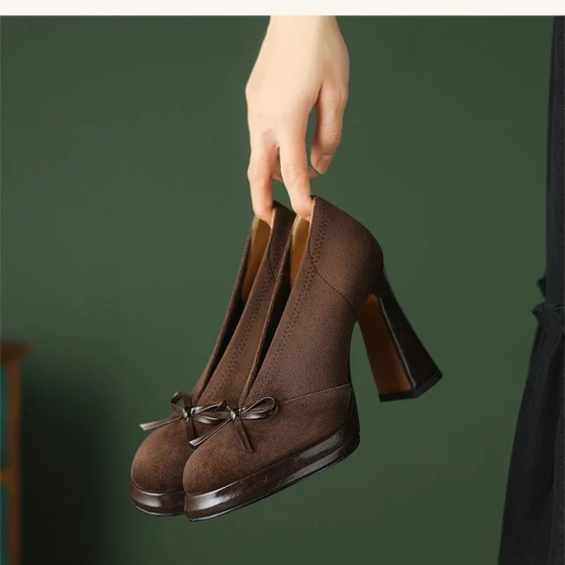 Escarpins Femme Suède Noeud Slip-On 2026 — Talon Haut Arrondi, Léger & Confortable