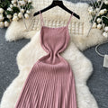 Robe Longue Tricotée Plissée Taille Haute — Bretelles, Sans Manches, Bodycon Élégante
