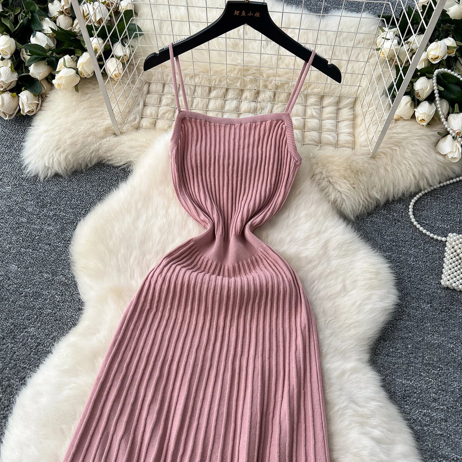 Robe Longue Tricotée Plissée Taille Haute — Bretelles, Sans Manches, Bodycon Élégante