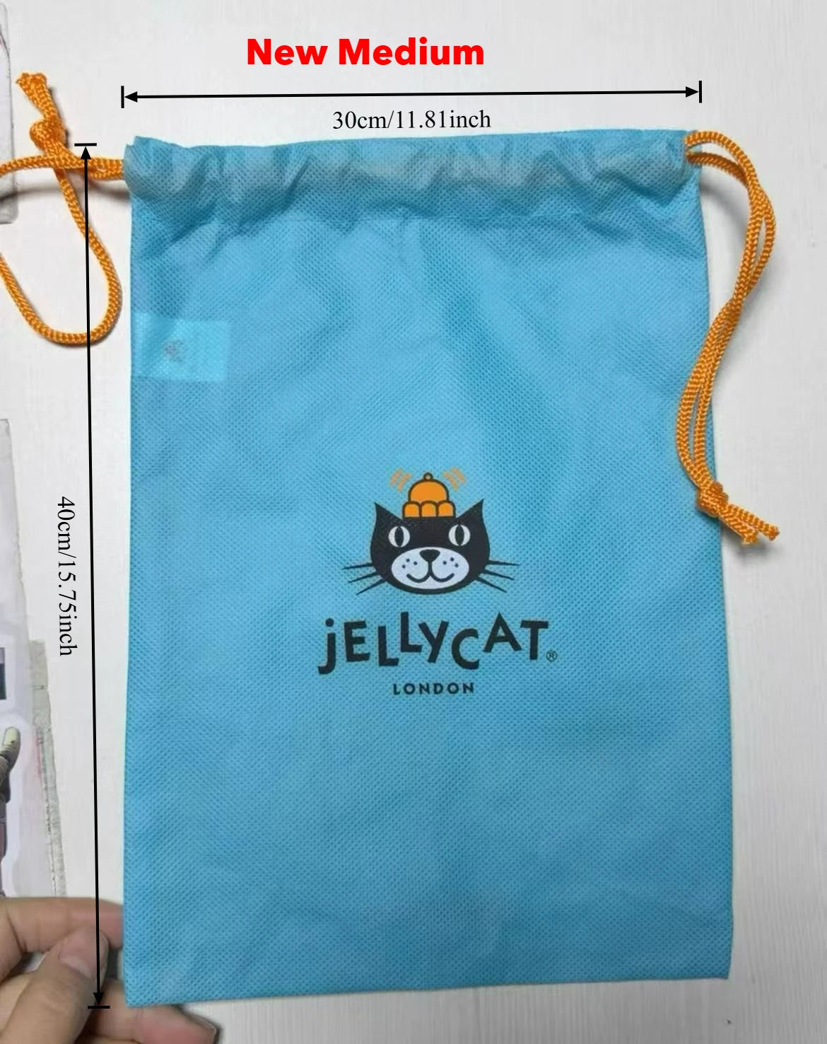 دمية دب ليورا من JELLYCAT - إصدار محدود بنكهة كعكة الفراولة