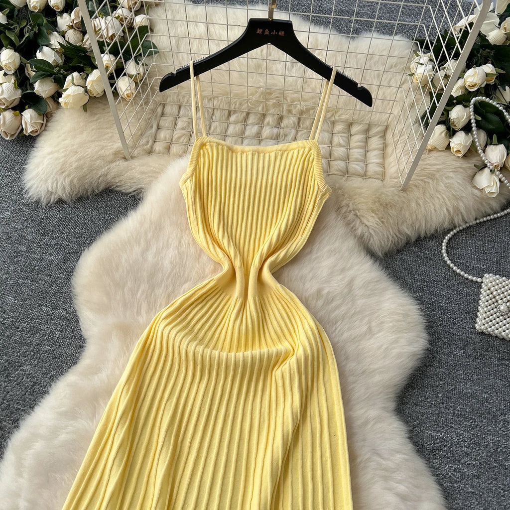 Robe Longue Tricotée Plissée Taille Haute — Bretelles, Sans Manches, Bodycon Élégante