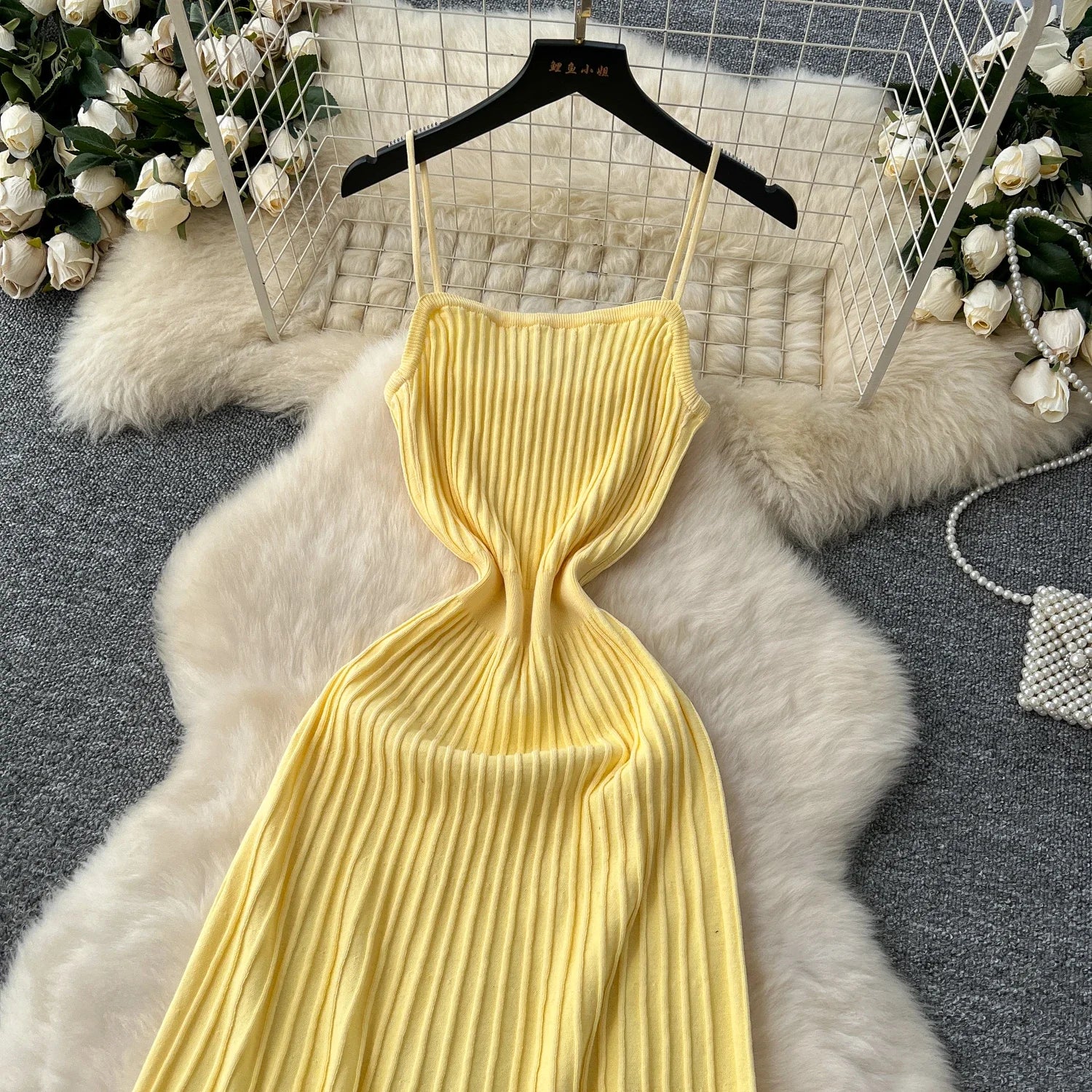 Robe Longue Tricotée Plissée Taille Haute — Bretelles, Sans Manches, Bodycon Élégante