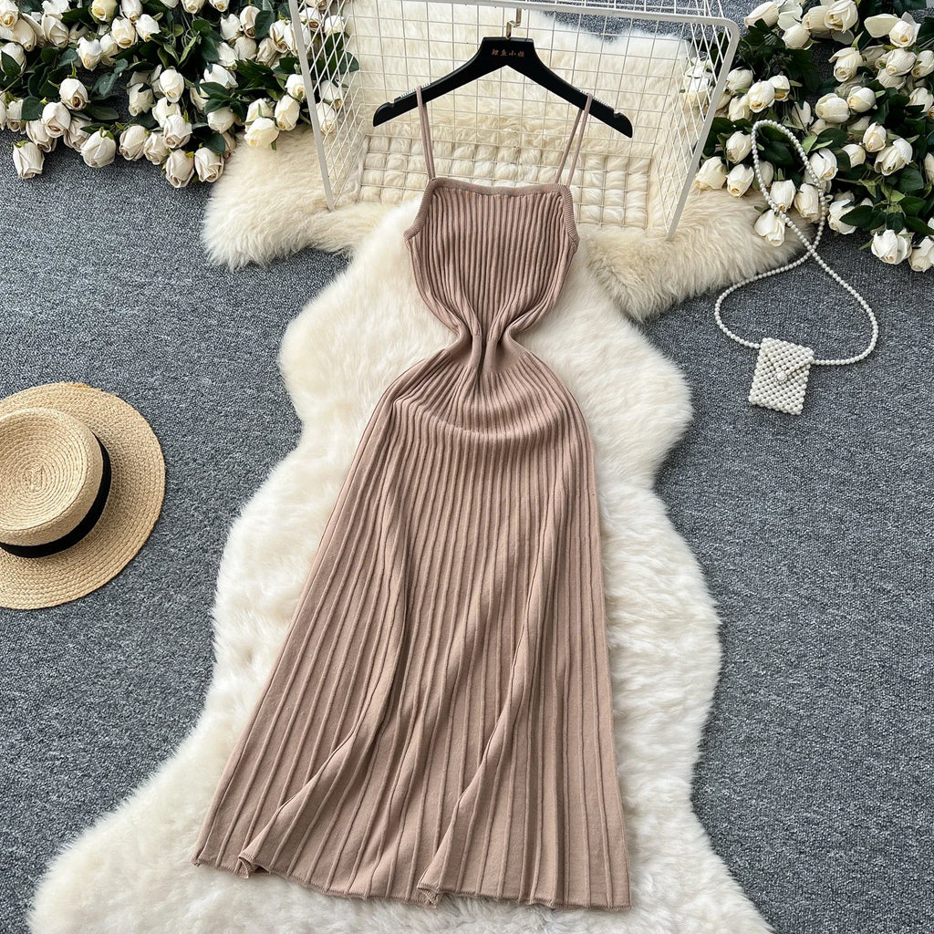 Robe Longue Tricotée Plissée Taille Haute — Bretelles, Sans Manches, Bodycon Élégante