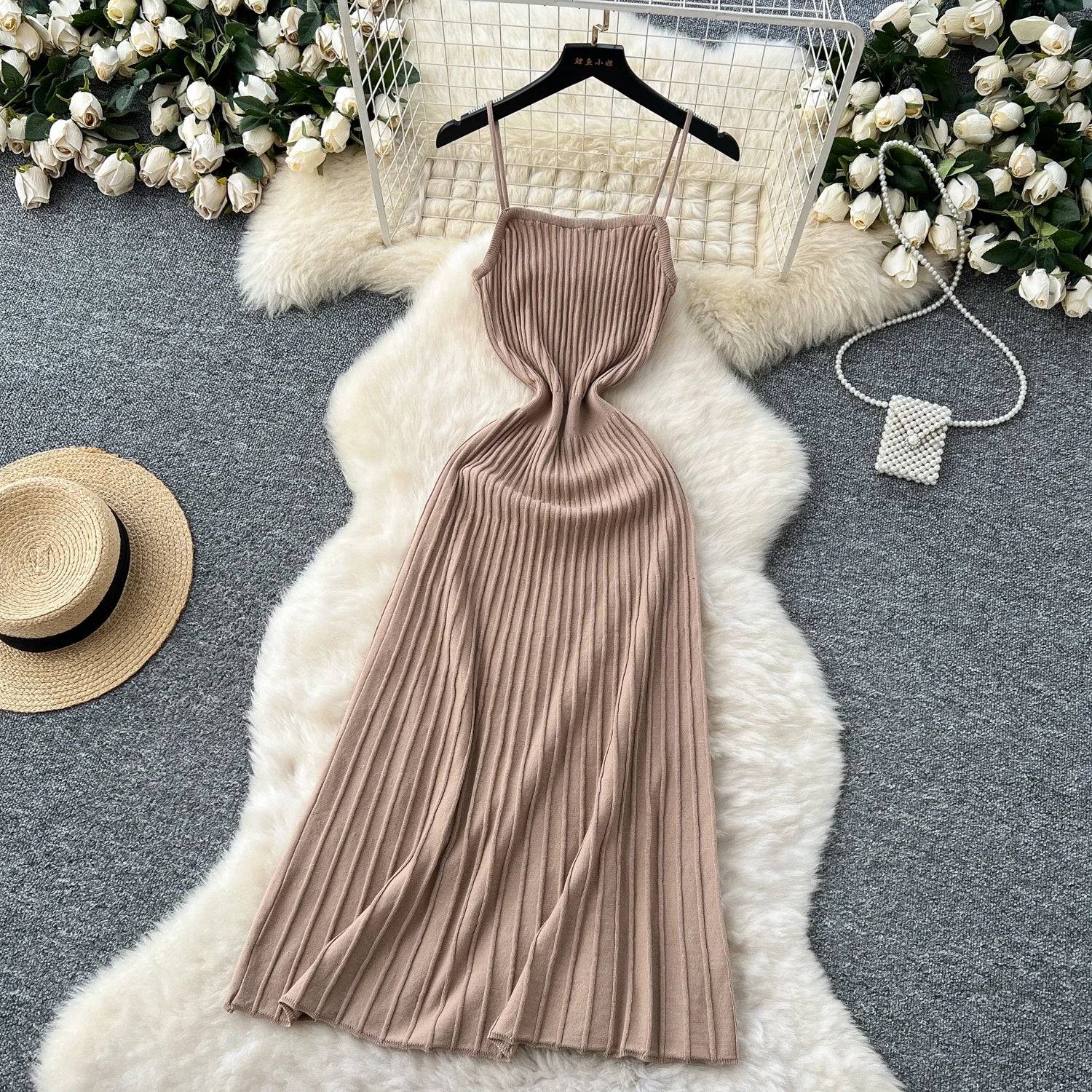 Robe Longue Tricotée Plissée Taille Haute — Bretelles, Sans Manches, Bodycon Élégante