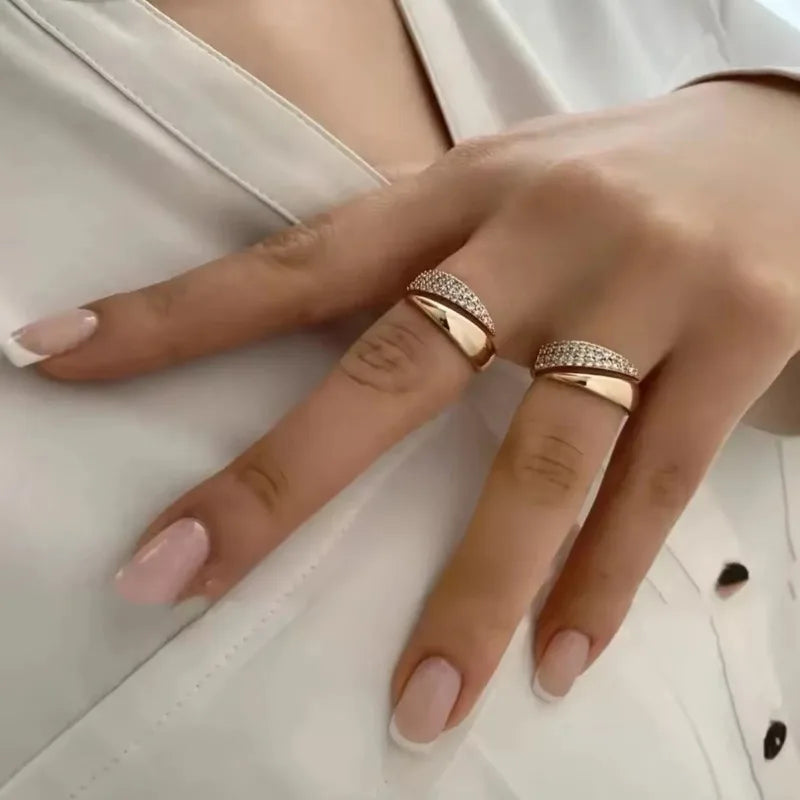 Bague Femme Soleil Plaqué Or — Pierre Naturelle, Texture Métal Creux, Tendance