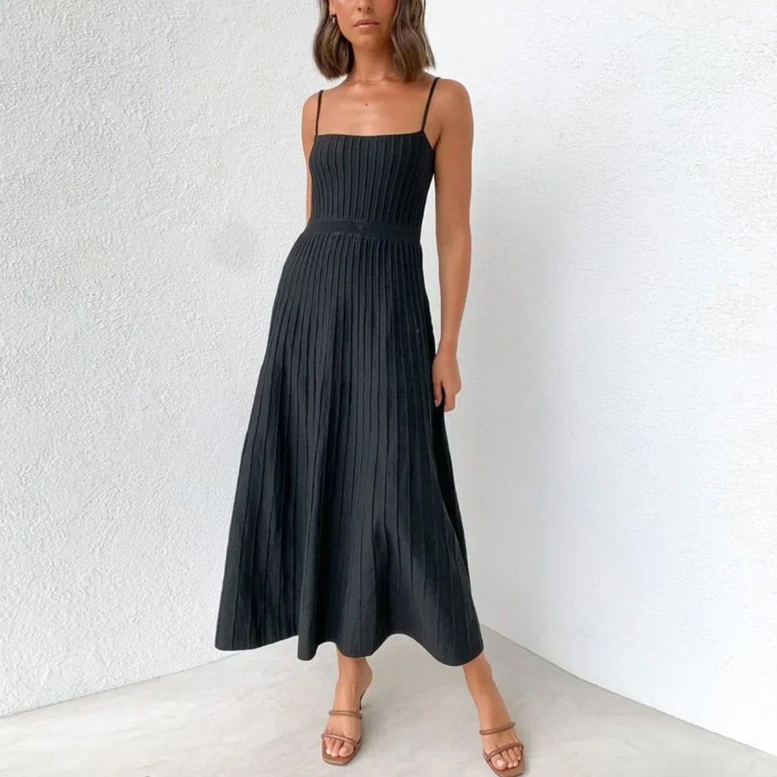 Robe Longue Tricotée Plissée Taille Haute — Bretelles, Sans Manches, Bodycon Élégante