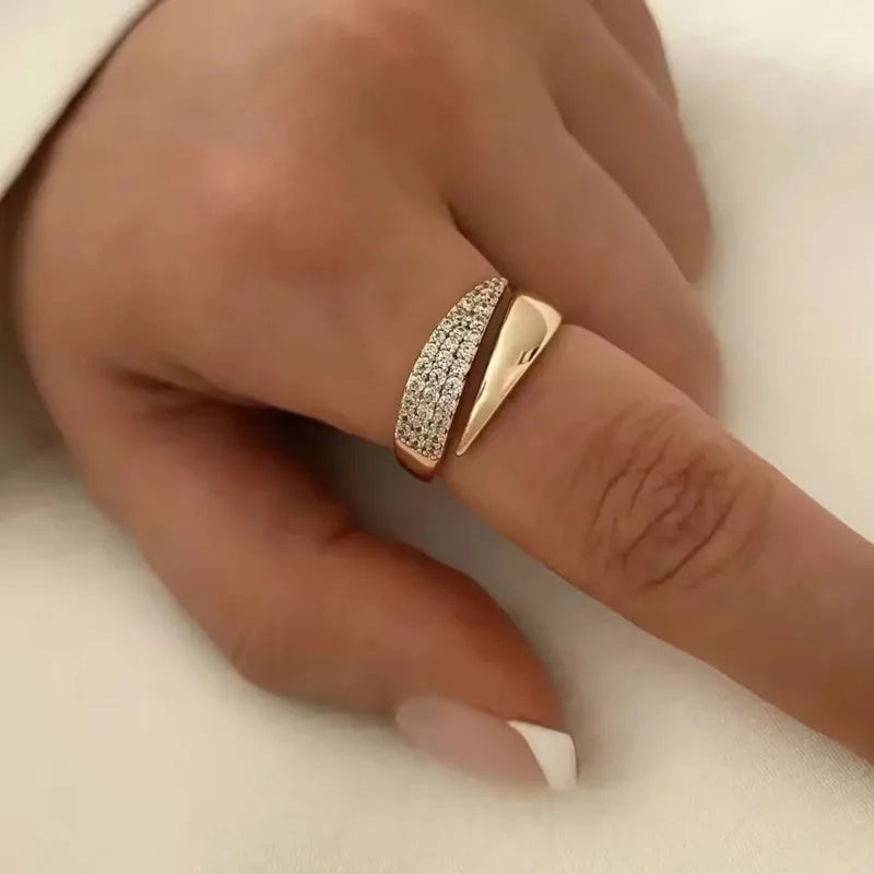 Bague Femme Soleil Plaqué Or — Pierre Naturelle, Texture Métal Creux, Tendance