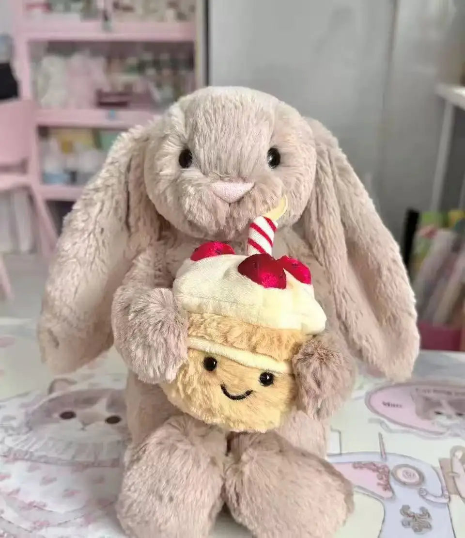 دمية دب ليورا من JELLYCAT - إصدار محدود بنكهة كعكة الفراولة