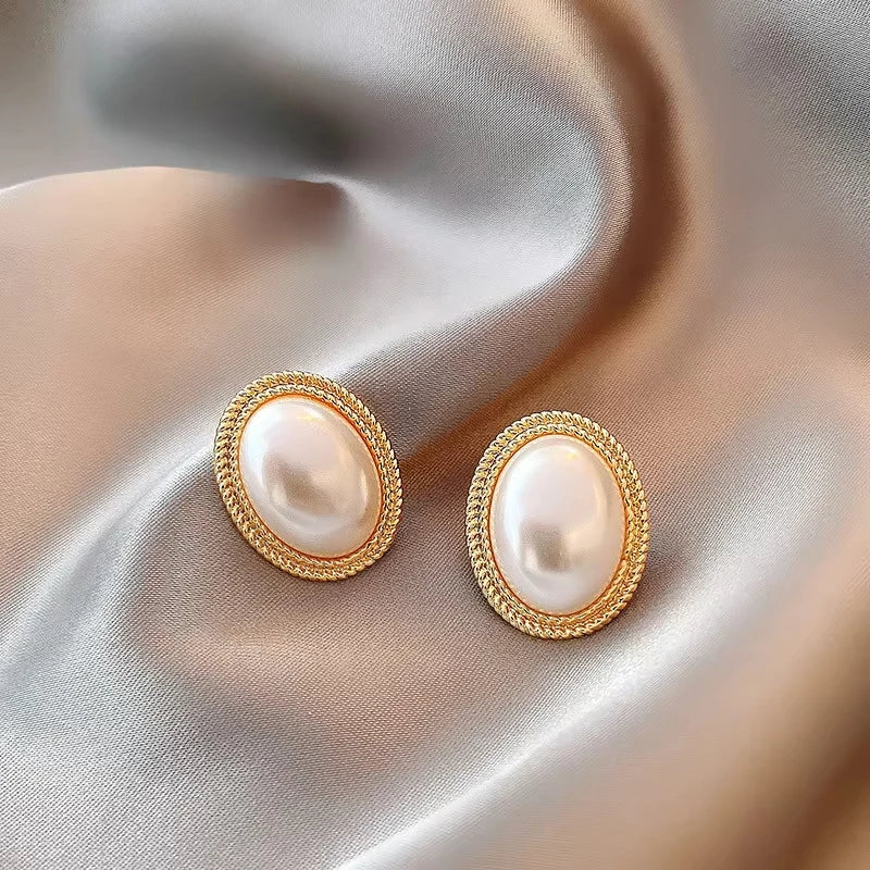 Boucles d'Oreilles Clou Perle Ovale Tendance — Cadre Métal Doré, Mariage & Soirée