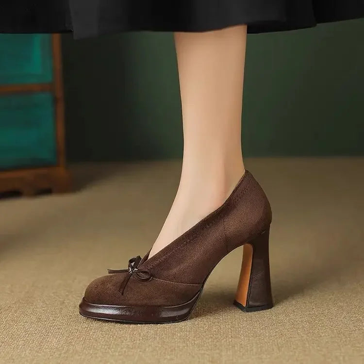 Escarpins Femme Suède Noeud Slip-On 2026 — Talon Haut Arrondi, Léger & Confortable