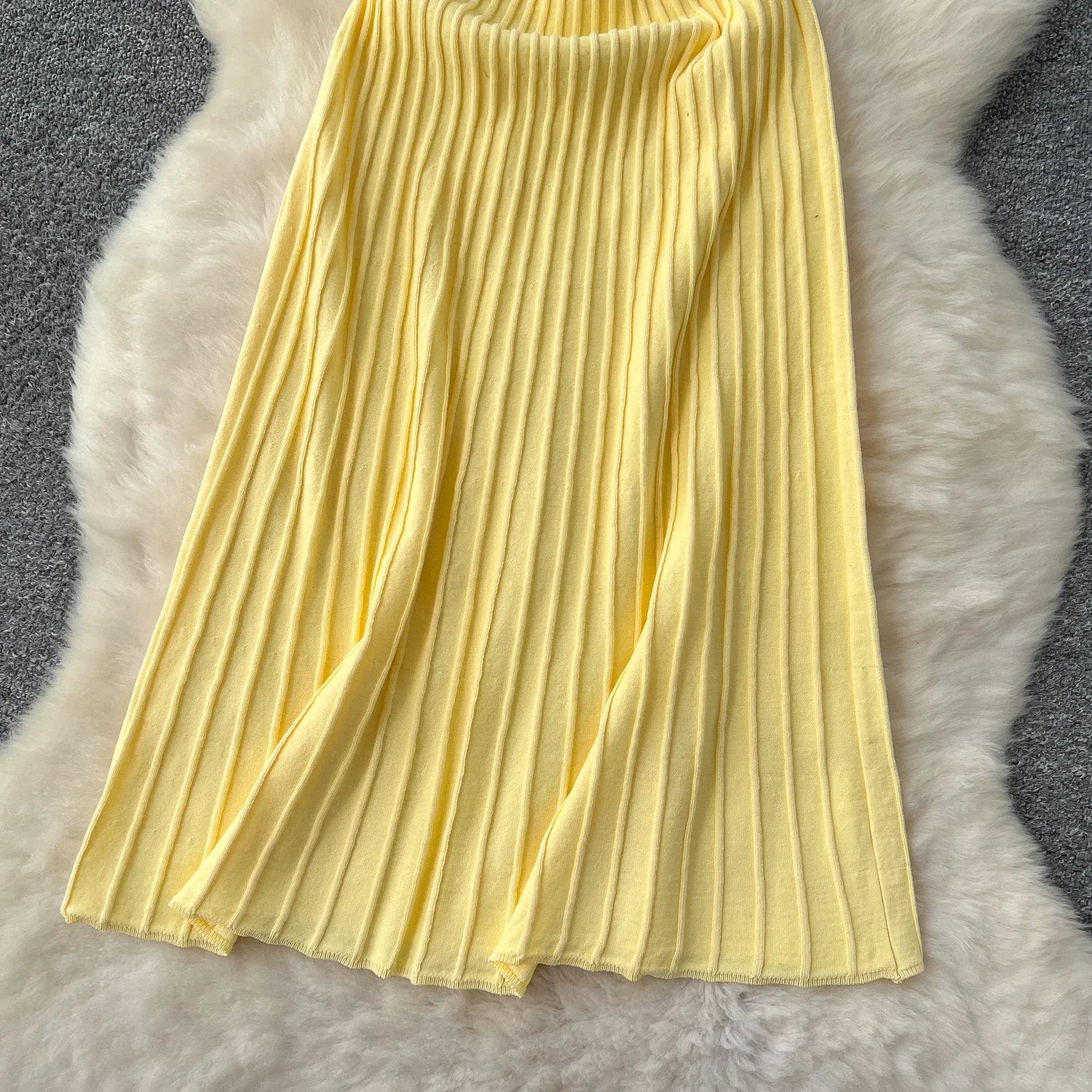 Robe Longue Tricotée Plissée Taille Haute — Bretelles, Sans Manches, Bodycon Élégante