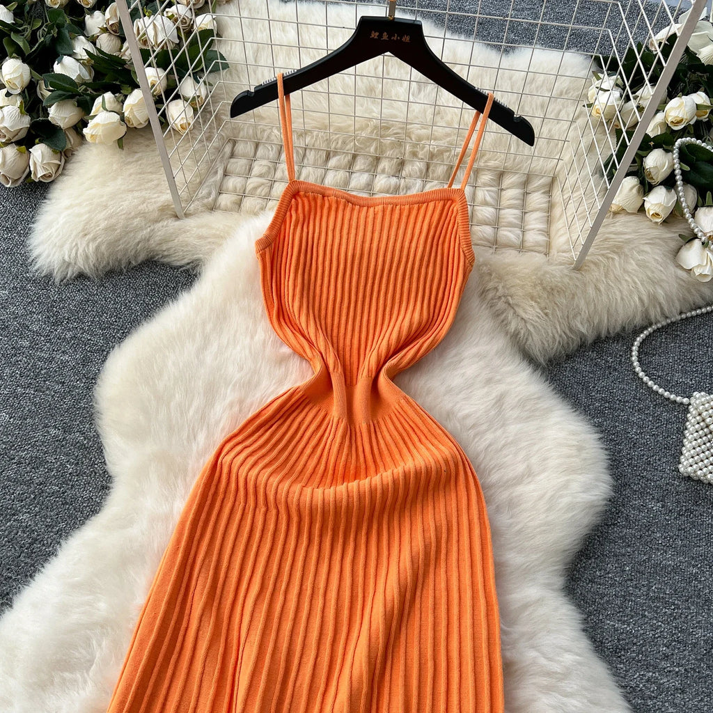Robe Longue Tricotée Plissée Taille Haute — Bretelles, Sans Manches, Bodycon Élégante