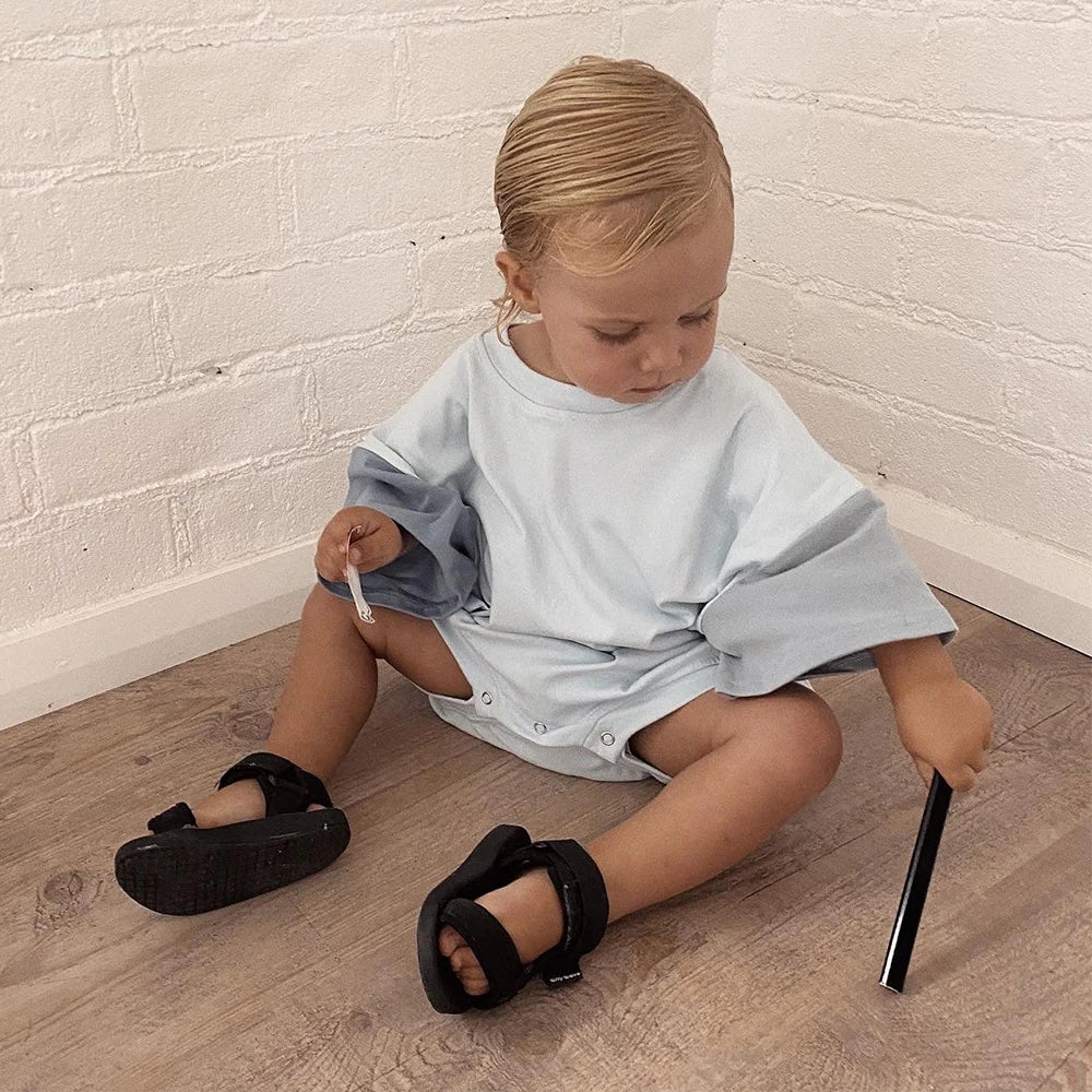 Ensemble 2 pièces bébé mixte – Top coton manches courtes & short bicolore coutures colorées, été 2025