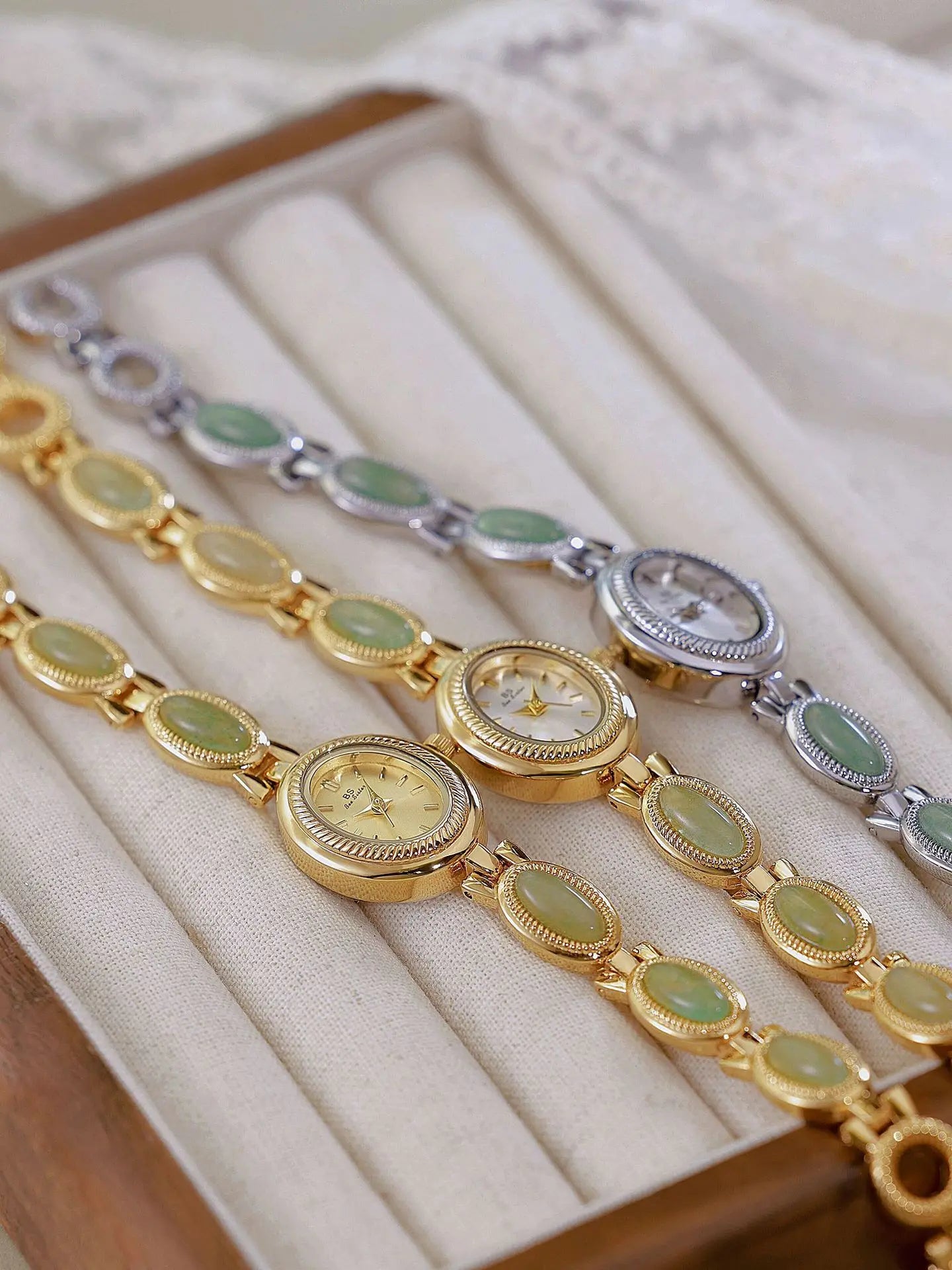 Montre Femme Luxe Strass Ovale — Bracelet Doré, Quartz, Top Marque 2025
