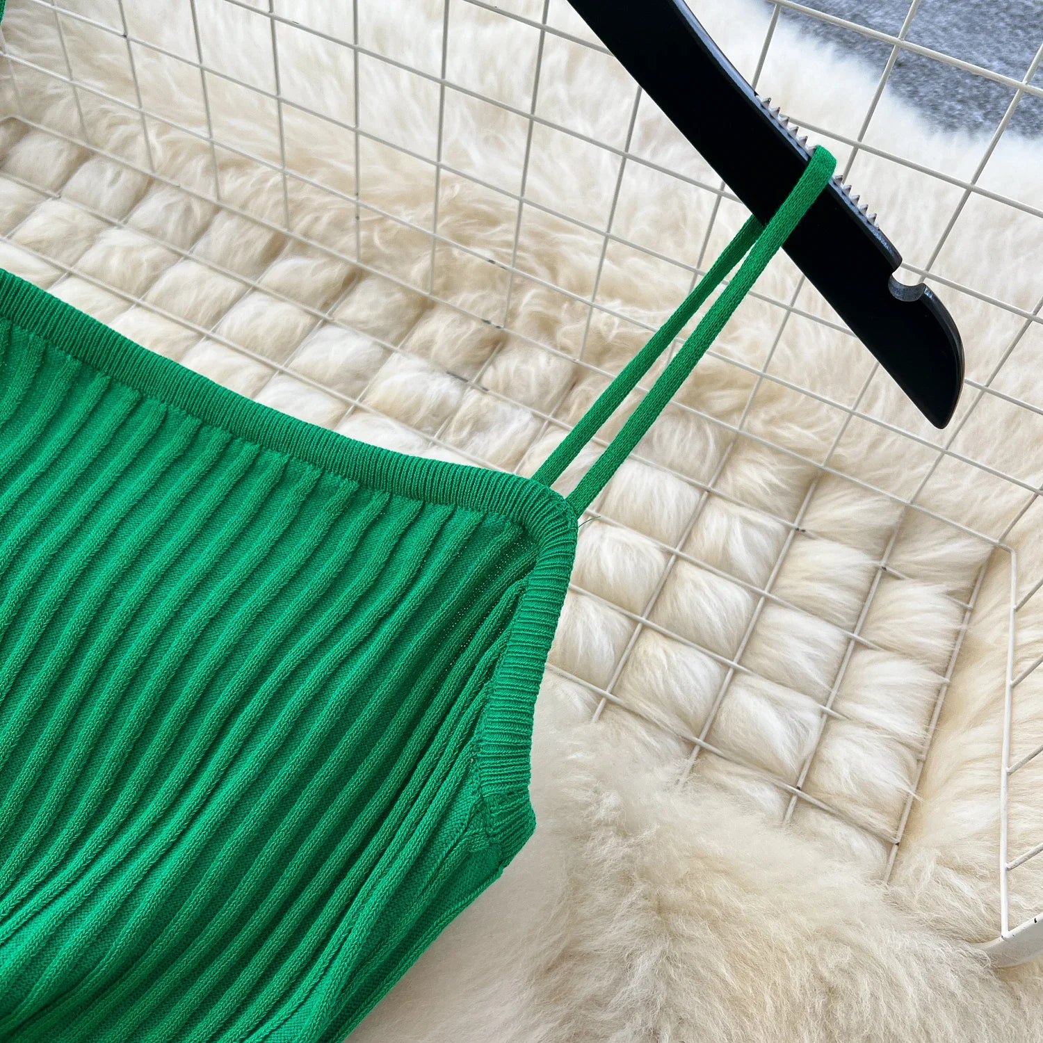 Robe Longue Tricotée Plissée Taille Haute — Bretelles, Sans Manches, Bodycon Élégante