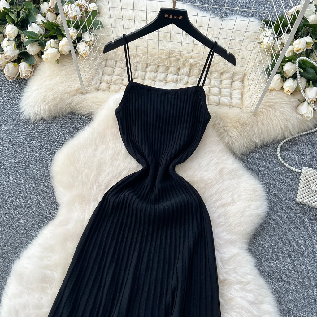 Robe Longue Tricotée Plissée Taille Haute — Bretelles, Sans Manches, Bodycon Élégante