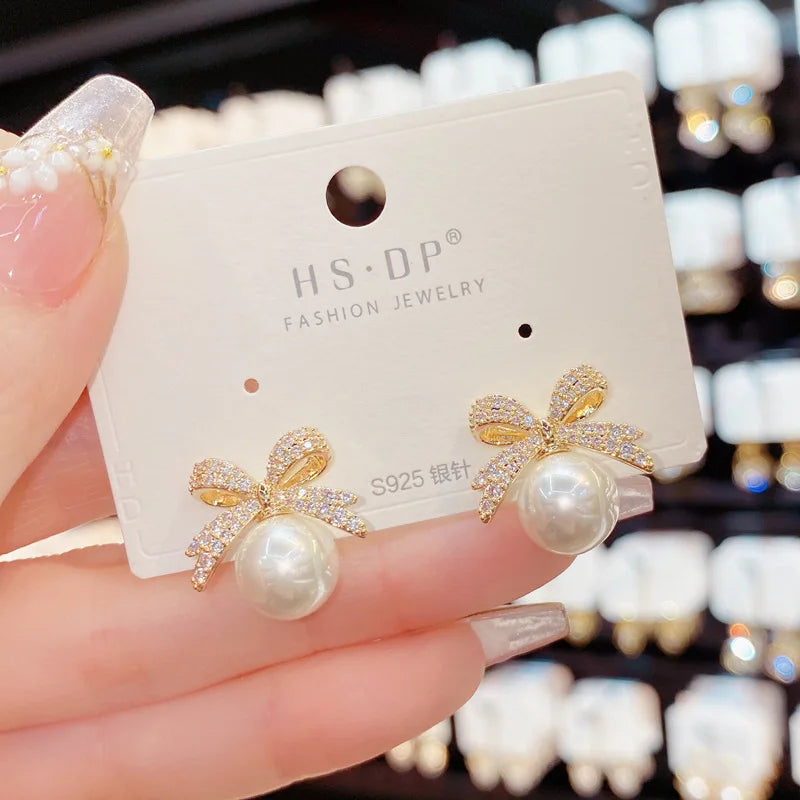Boucles d'Oreilles Clou Perle & Strass Nœud — Luxe Léger, Cadeau Mariage & Anniversaire
