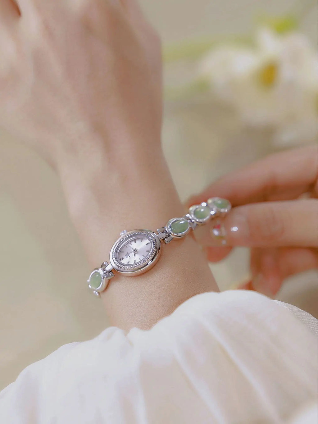 Montre Femme Luxe Strass Ovale — Bracelet Doré, Quartz, Top Marque 2025