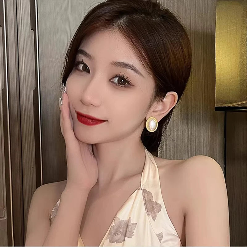 Boucles d'Oreilles Clou Perle Ovale Tendance — Cadre Métal Doré, Mariage & Soirée